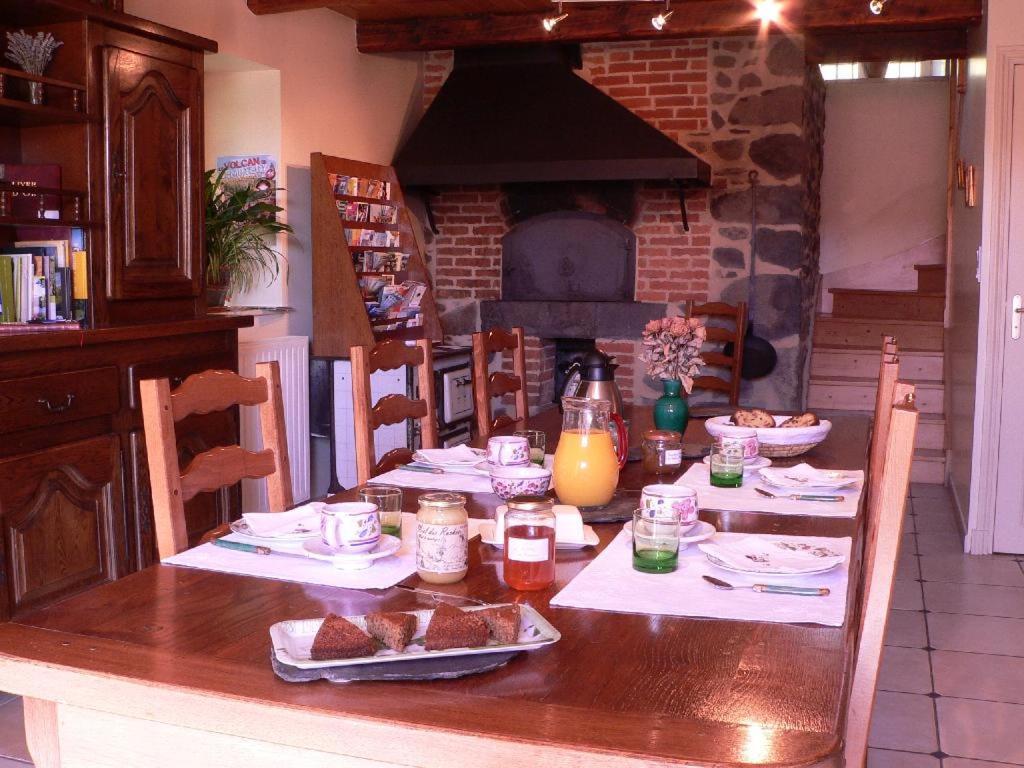 Maison D'Hotes La Nichee Rochefort-Montagne ภายนอก รูปภาพ