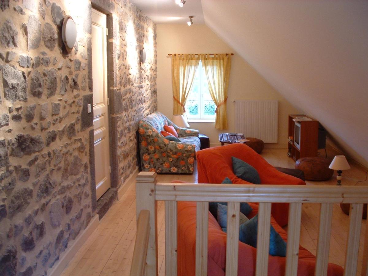 Maison D'Hotes La Nichee Rochefort-Montagne ภายนอก รูปภาพ